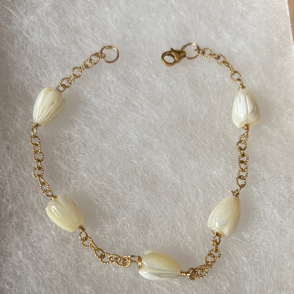 Elegant Gold and Cream Bracelet